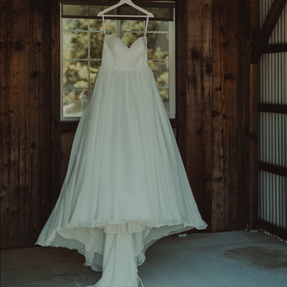 Wedding Gown: Essence of Australia